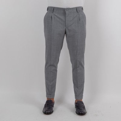 Pantalone una pince e tendi...