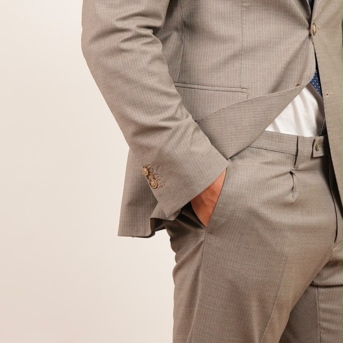 Abito monopetto beige gessato in lana australiana