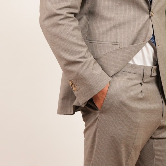 Abito monopetto beige gessato in lana australiana